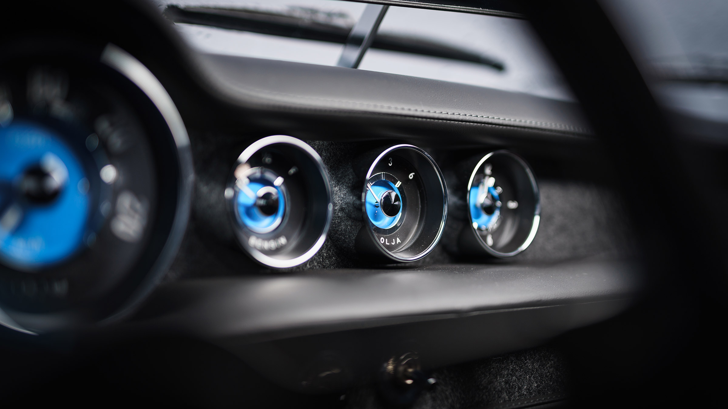 Volvo P1800 Cyan Racing – dials