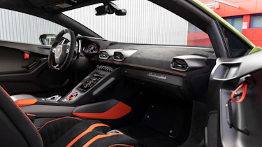 Lamborghini Huracan STO (International) – screen