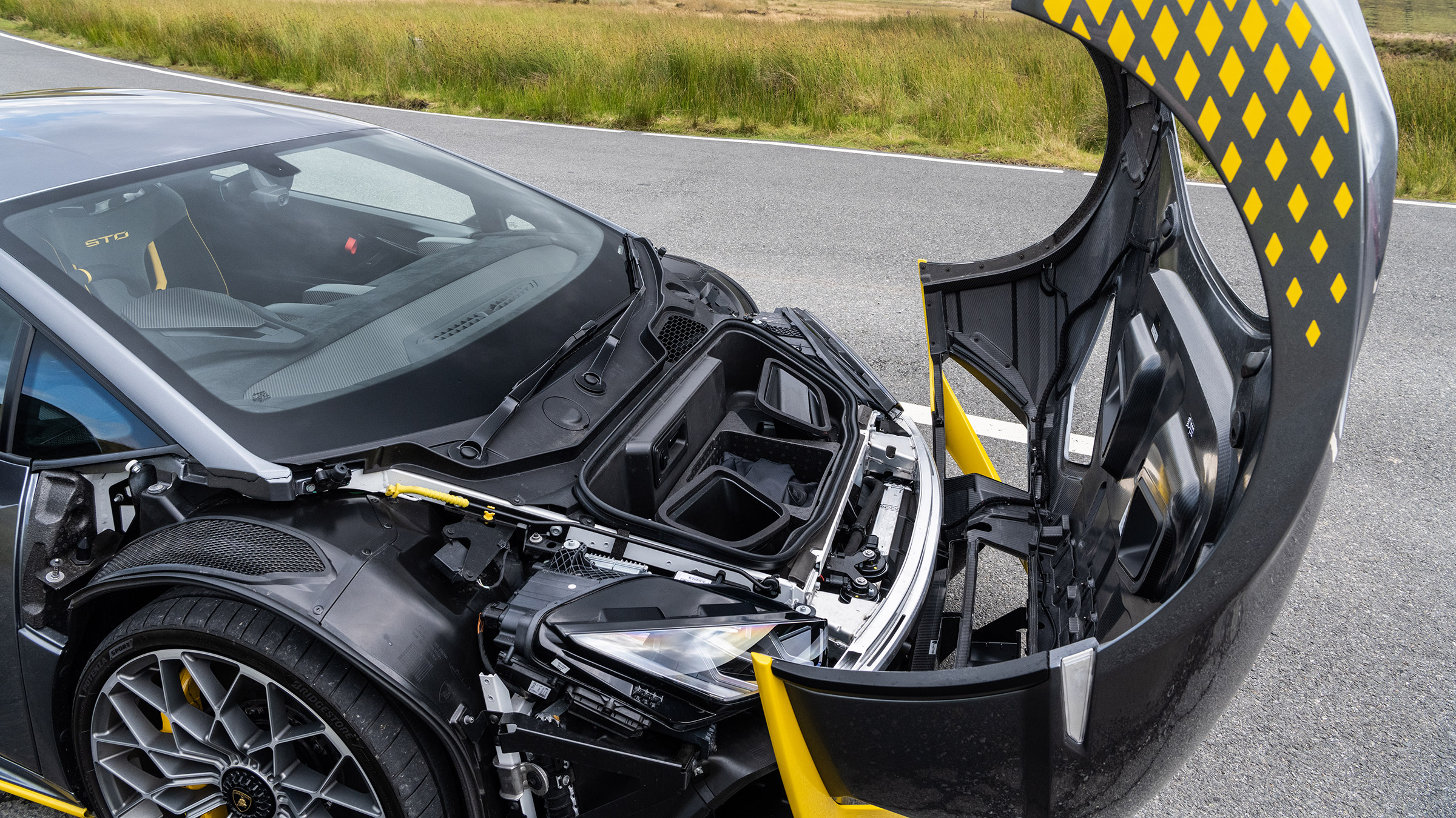 Lamborghini Huracan STO CP – open clamshell