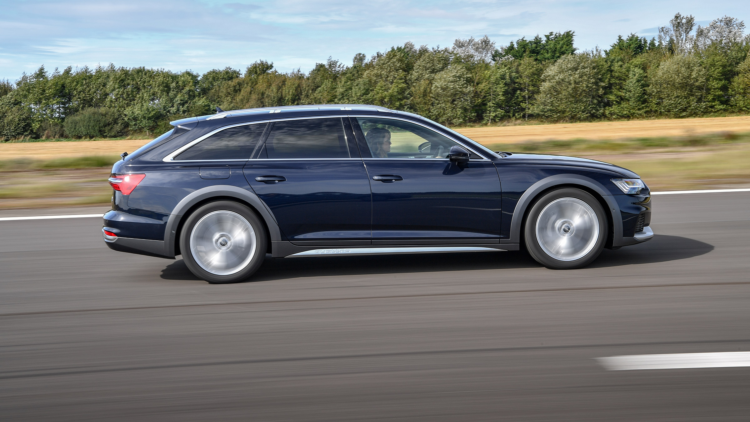 Audi A6 Allroad 2021 – side tracking