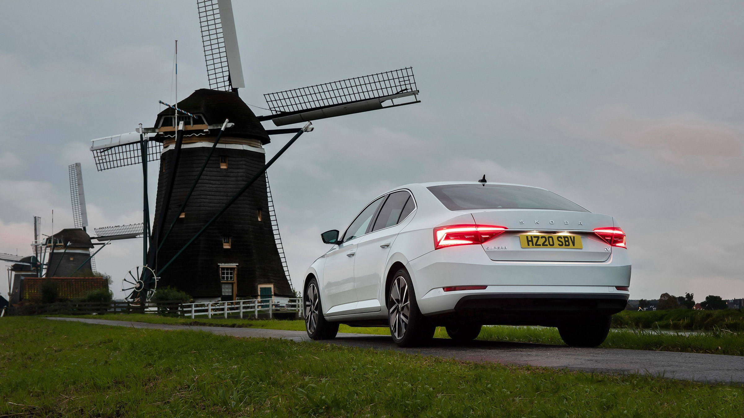 Skoda Superb 2021 – PHEV rear