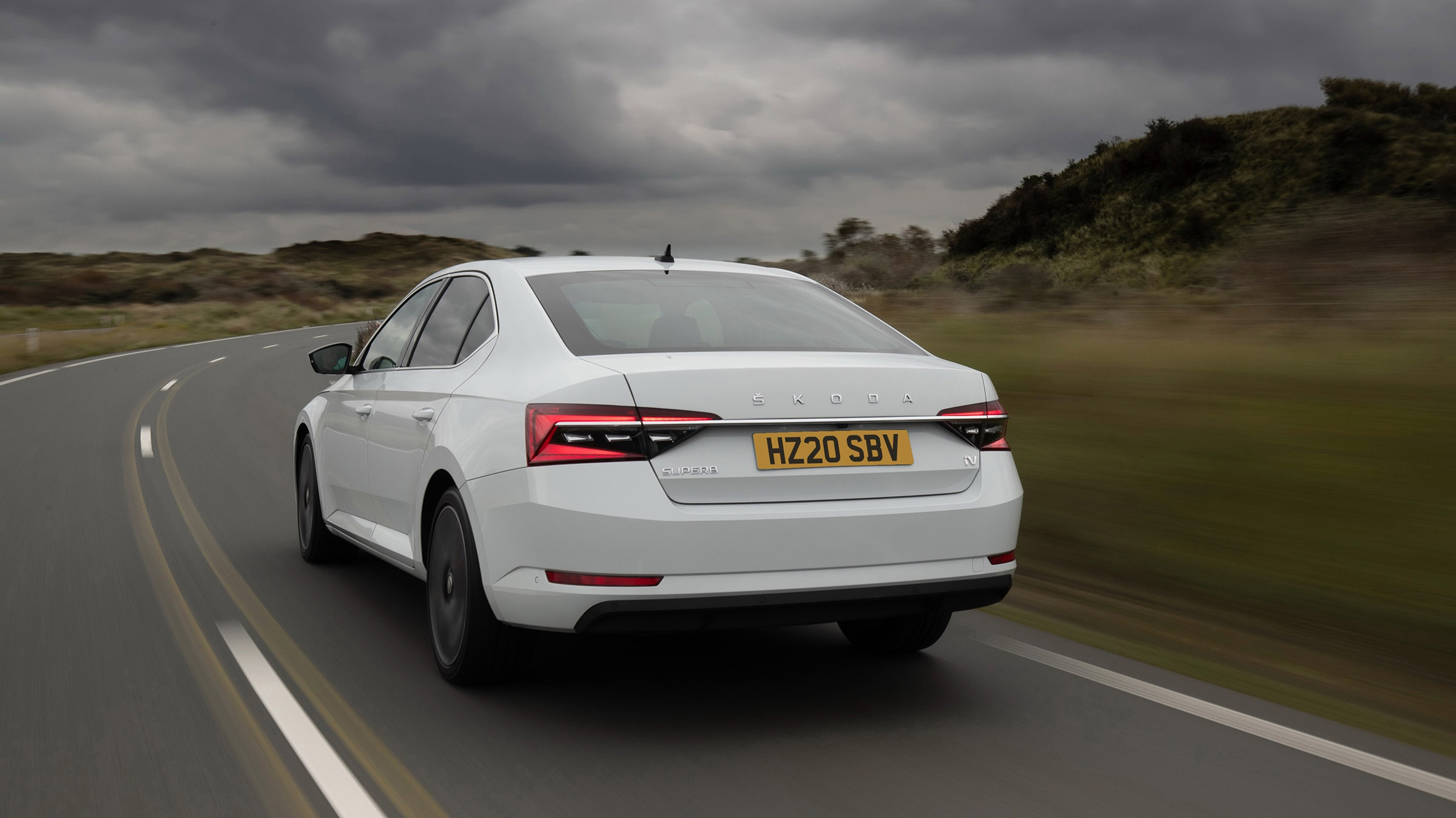 Skoda Superb 2021 – iV rear tracking