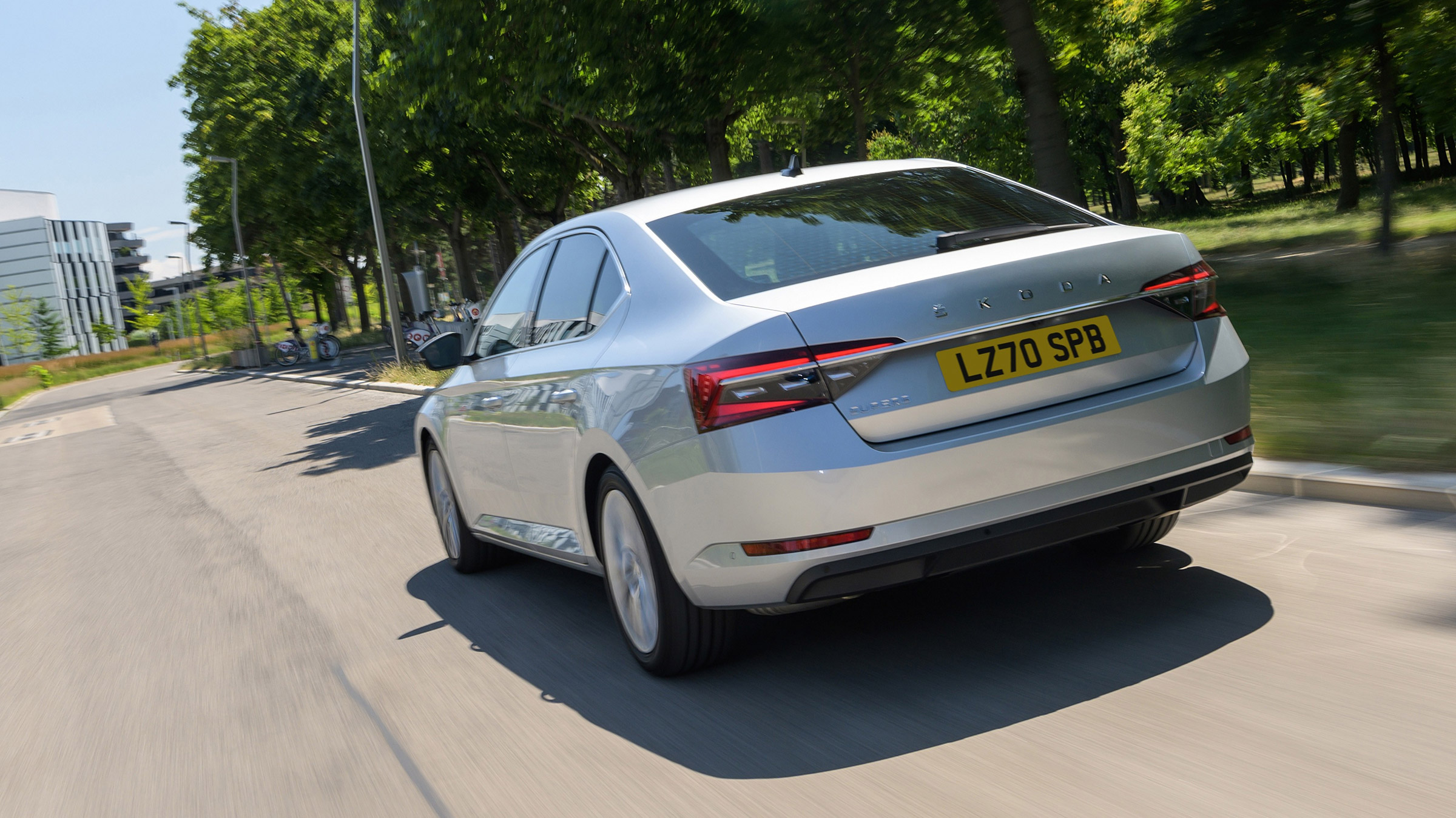 Skoda Superb 2021 – rear tracking