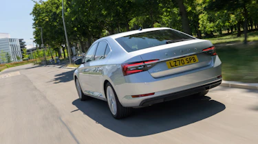 Skoda Superb 2021 – rear tracking