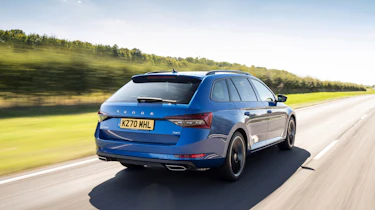 Skoda Superb 2021 – Combi rear tracking