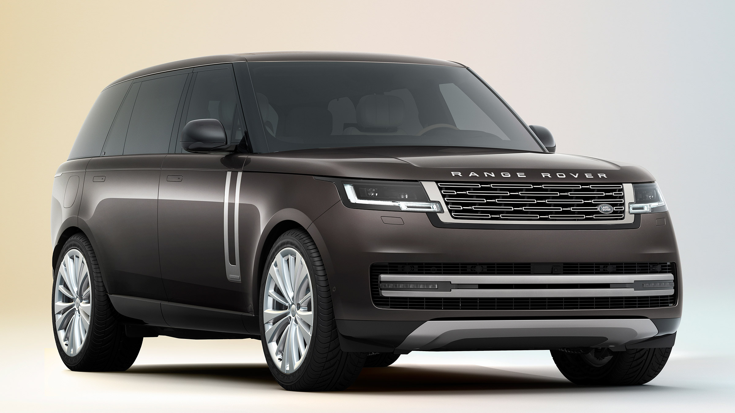 Range Rover MY22 – LWB front quarter