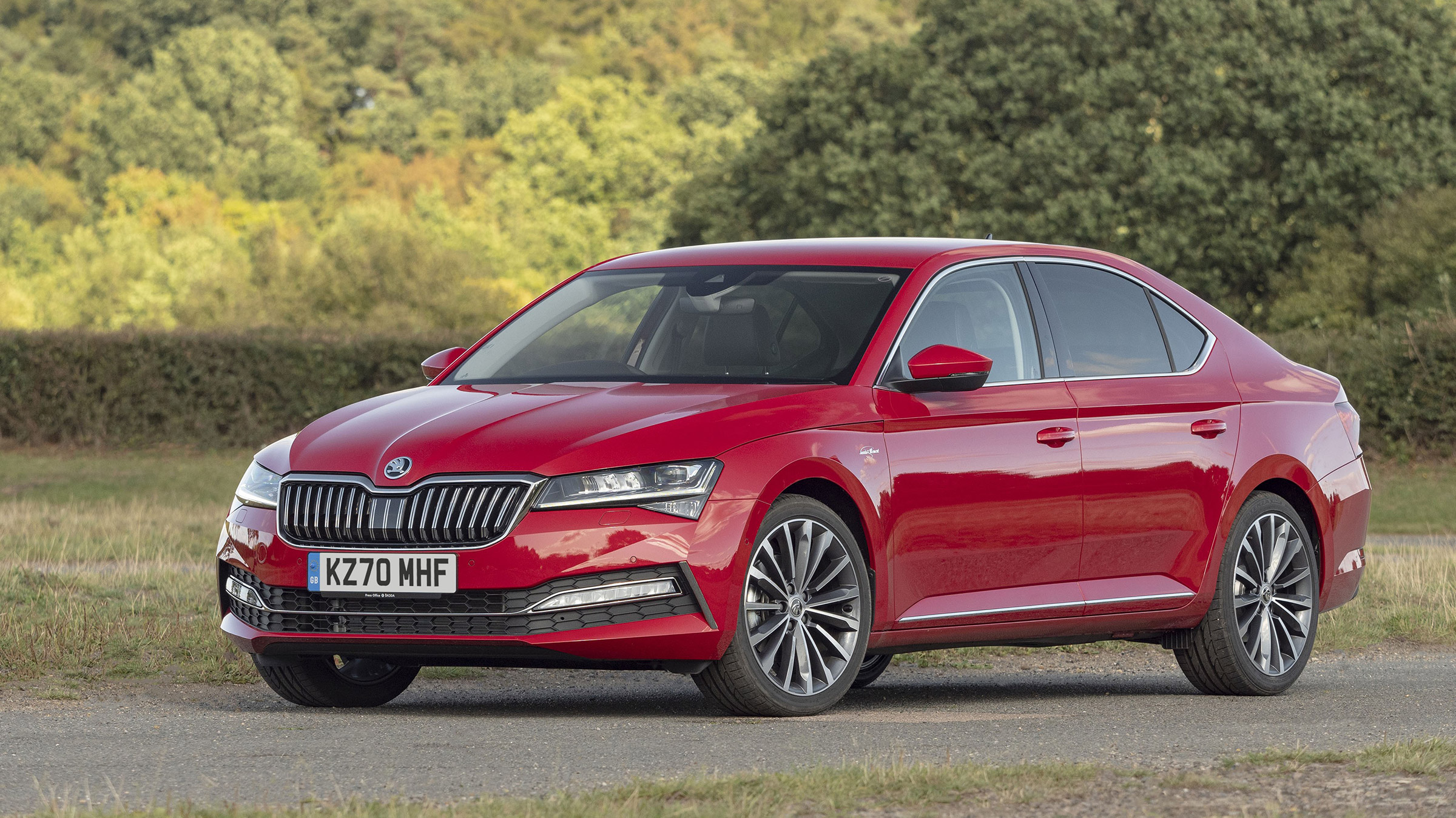 Skoda Superb 2021 – front quarter