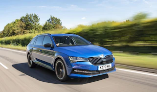 Skoda Superb 2021 – Combi front tracking