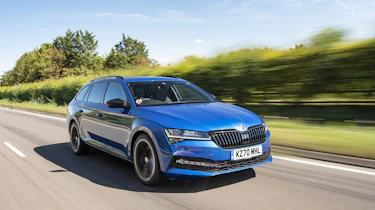 Skoda Superb 2021 – Combi front tracking