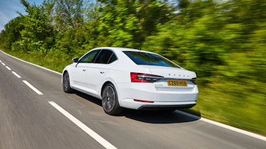 Skoda Superb 2021 – rear tracking