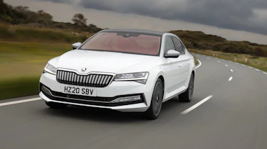 Skoda Superb 2021 – front tracking