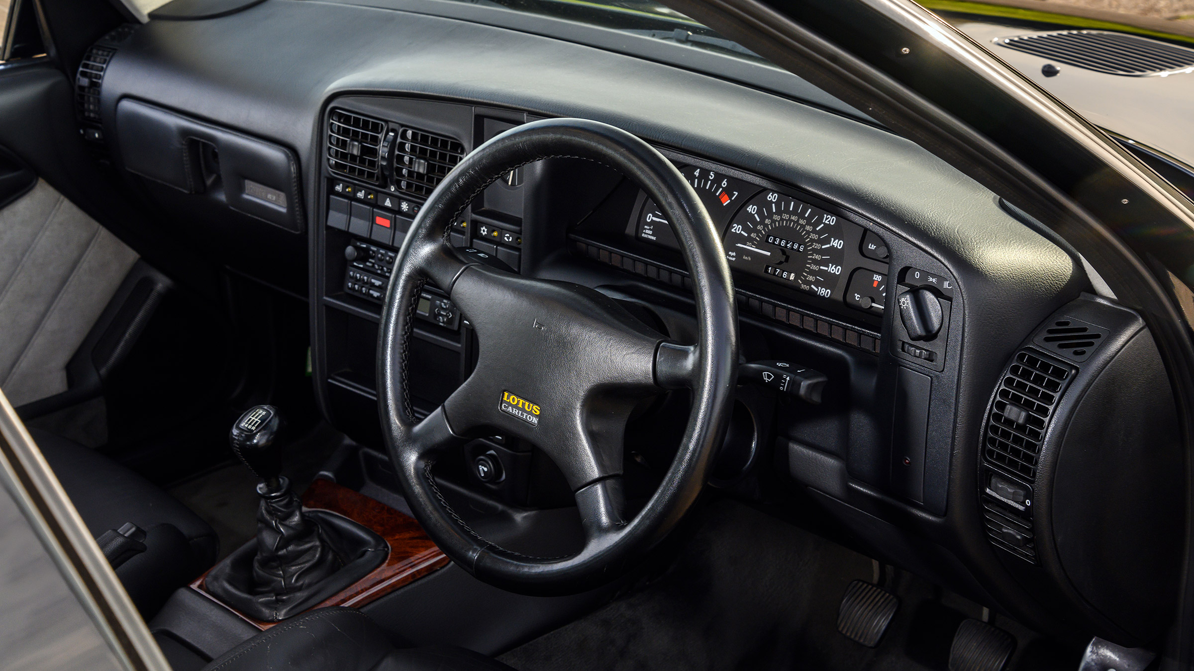 Lotus Carlton evo Icon – interior