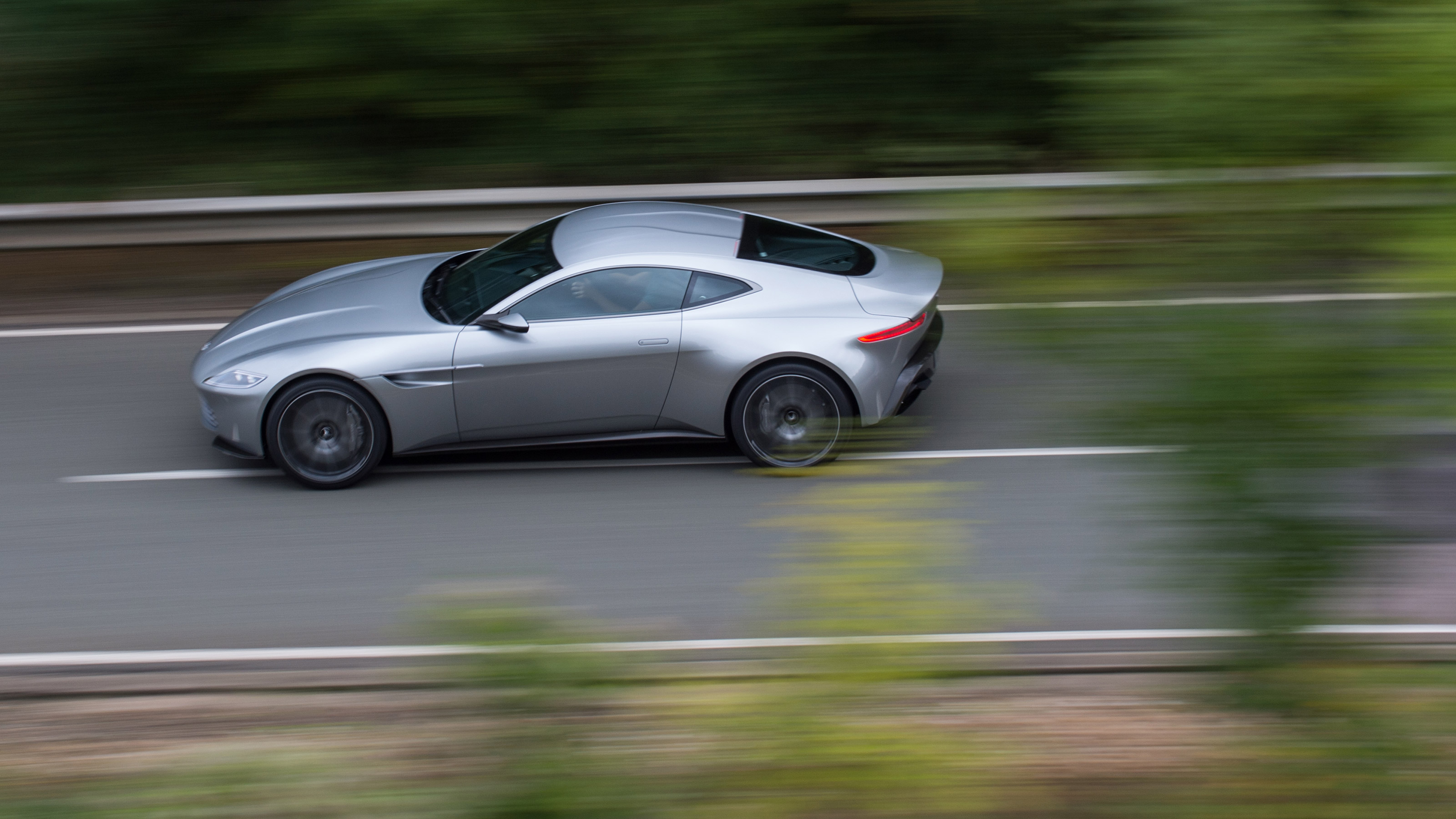 Aston Martin DB10