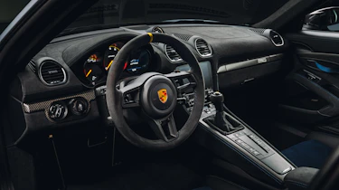 Porsche Cayman GT4 RS – dark cabin