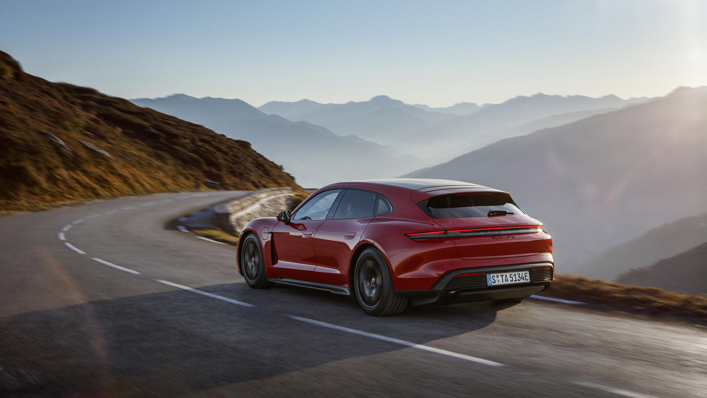 Porsche Taycan GTS – rear tracking
