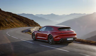 Porsche Taycan GTS – rear tracking