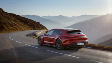 Porsche Taycan GTS – rear tracking
