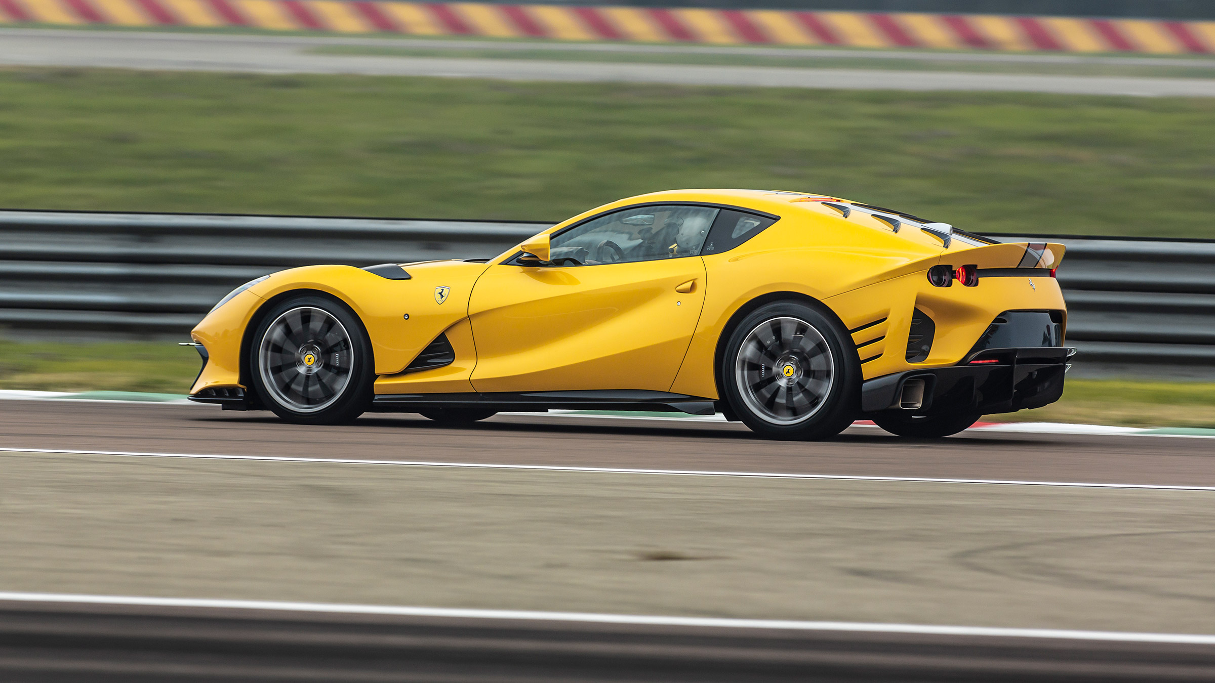 Ferrari 812 Competizione – evo side