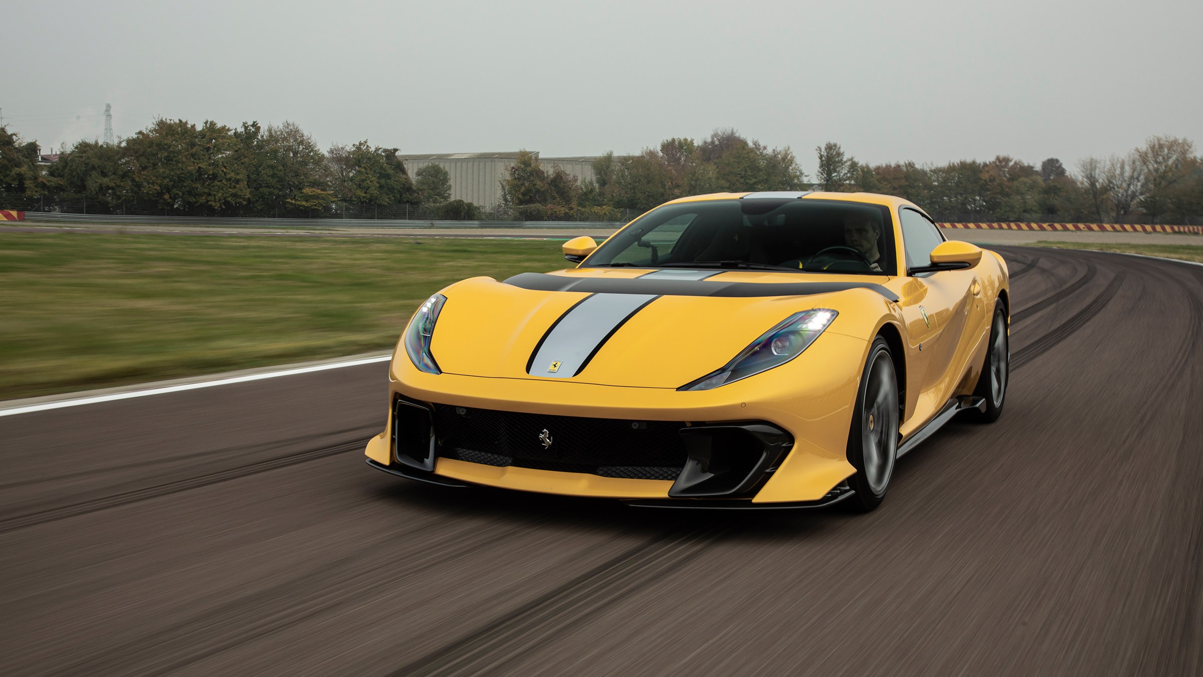 Ferrari 812 Competizione – evo close tracking