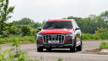 Audi SQ7 2022 – front cornering