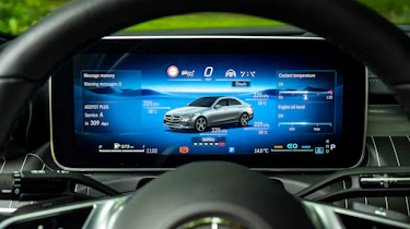 Mercedes-Benz C-class – 2022 dials