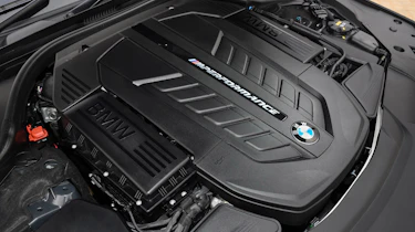 BMW M760Li – engine