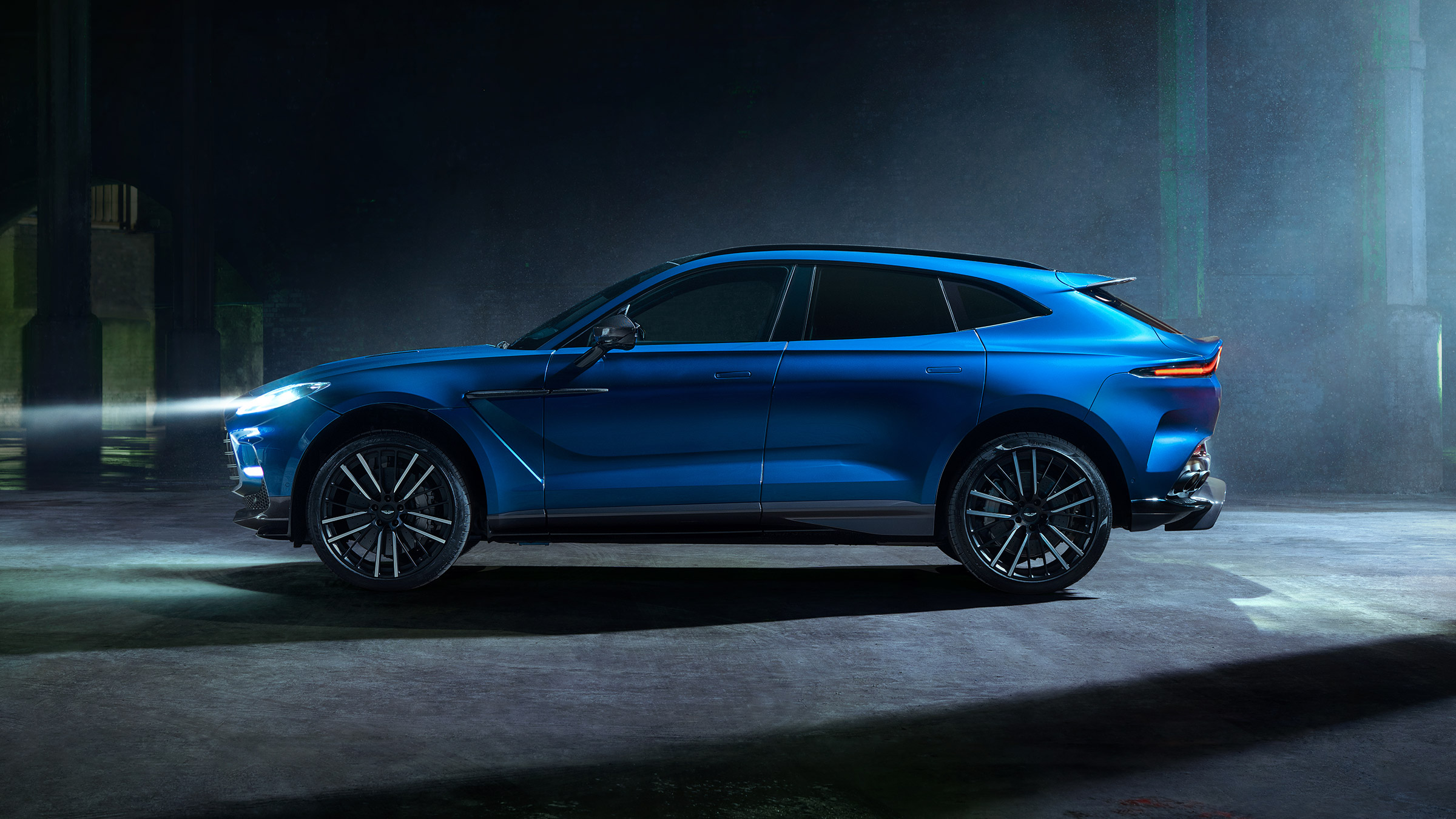 Aston Martin DBX707 – side static
