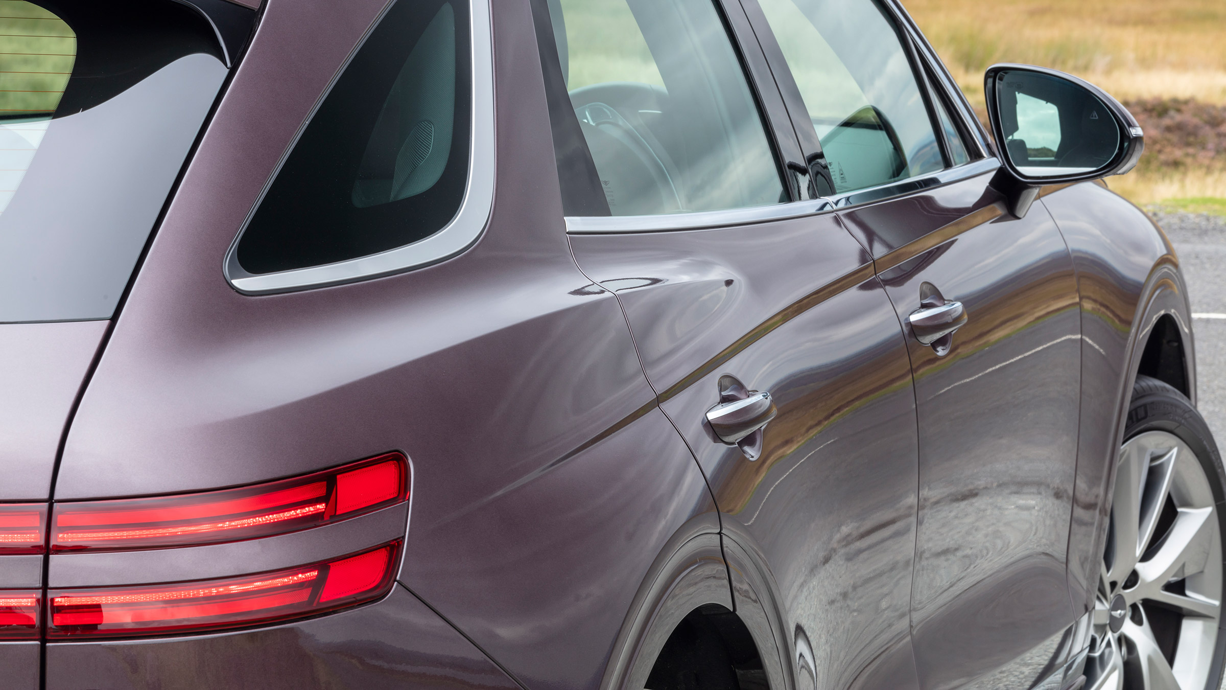 Genesis GV70 – side surfacing