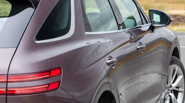 Genesis GV70 – side surfacing