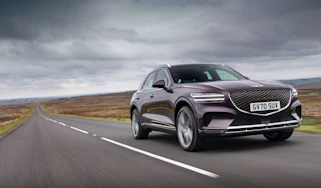 Genesis GV70 – front quarter tracking