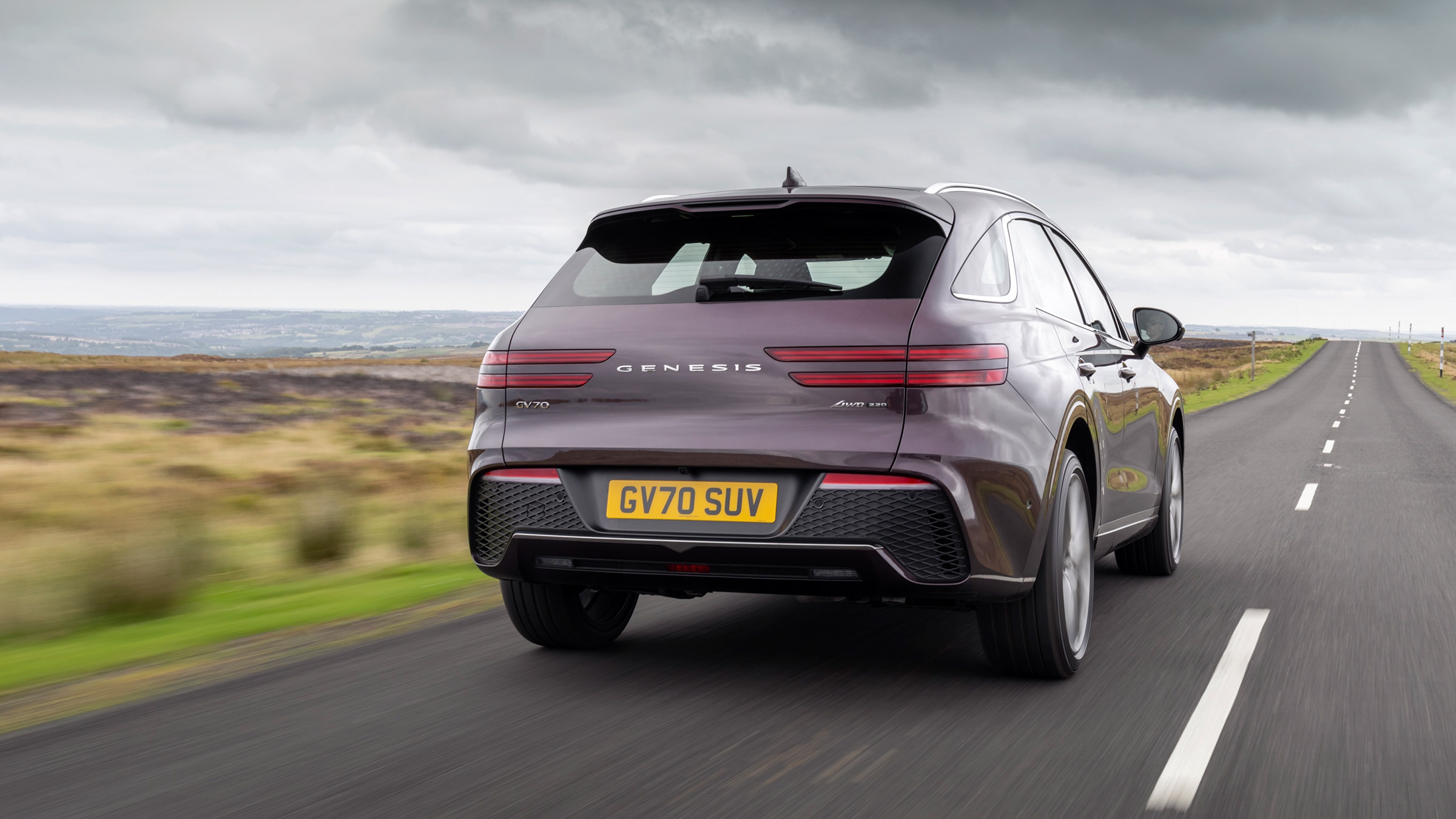 Genesis GV70 – rear quarter tracking