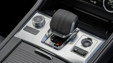 Jaguar F-Pace - gear selector