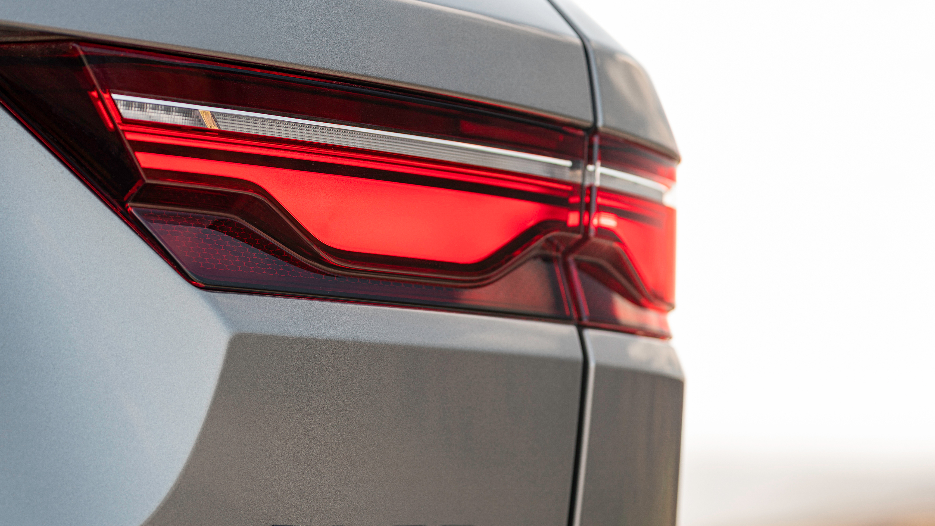 Jaguar F-Pace - o/s tail light