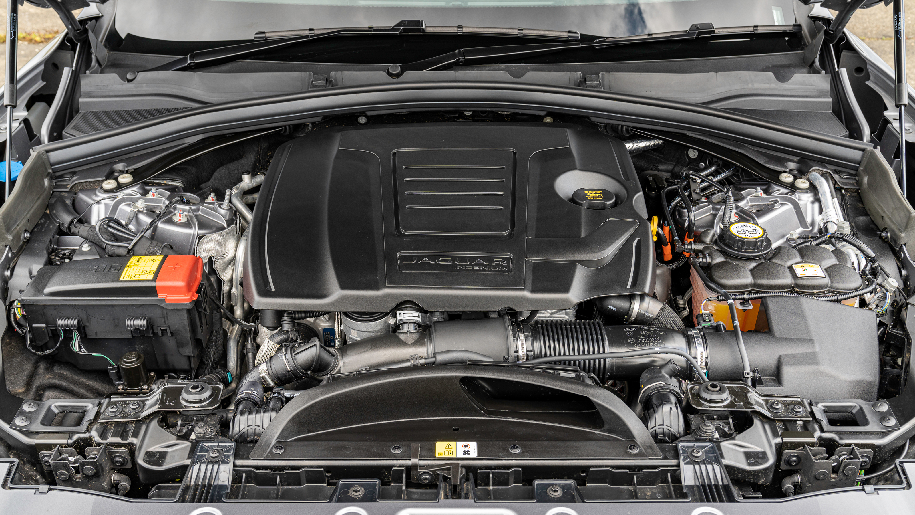 Jaguar F-Pace - engine bay