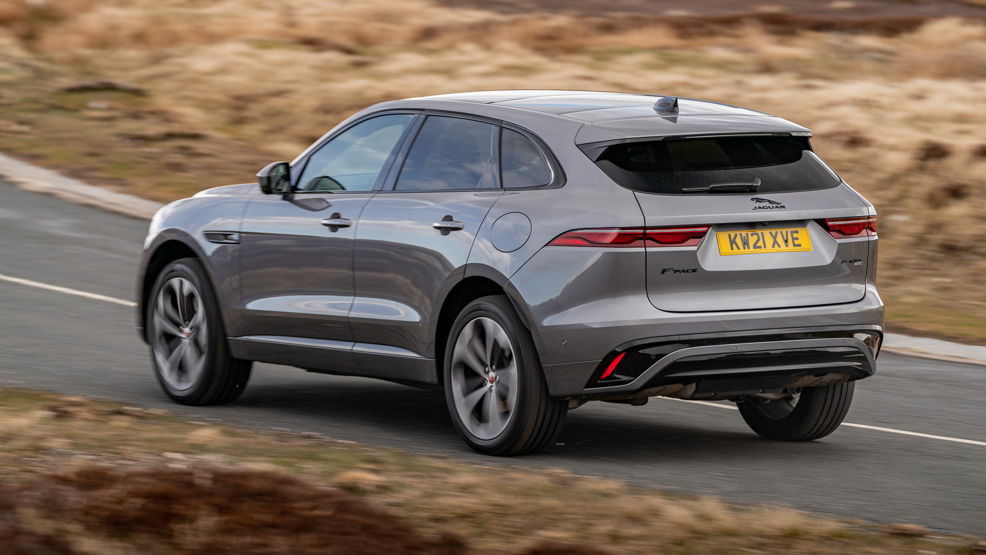 Jaguar F-Pace - rear tracking