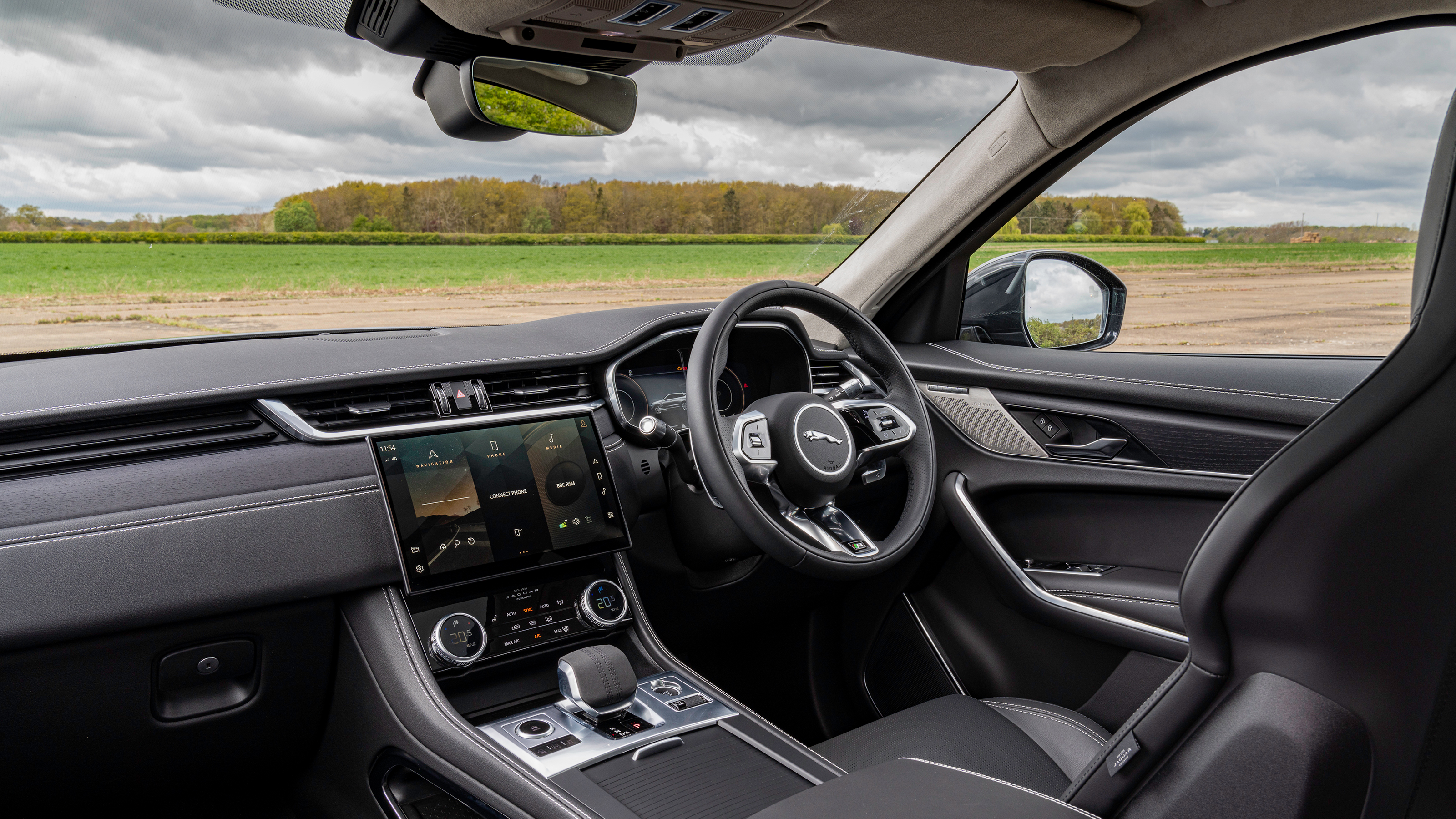 Jaguar F-Pace - interior