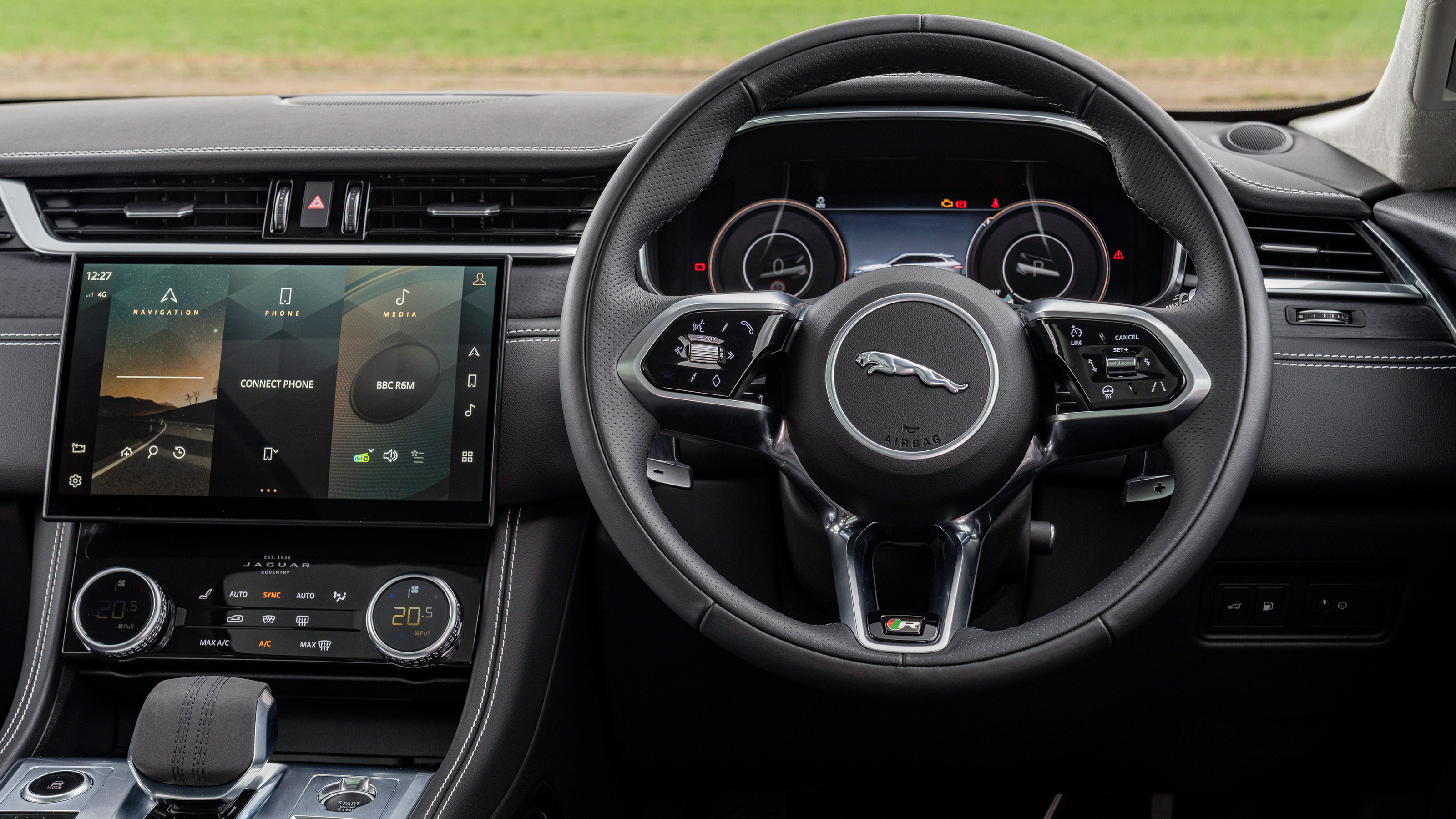 Jaguar F-Pace - dashboard