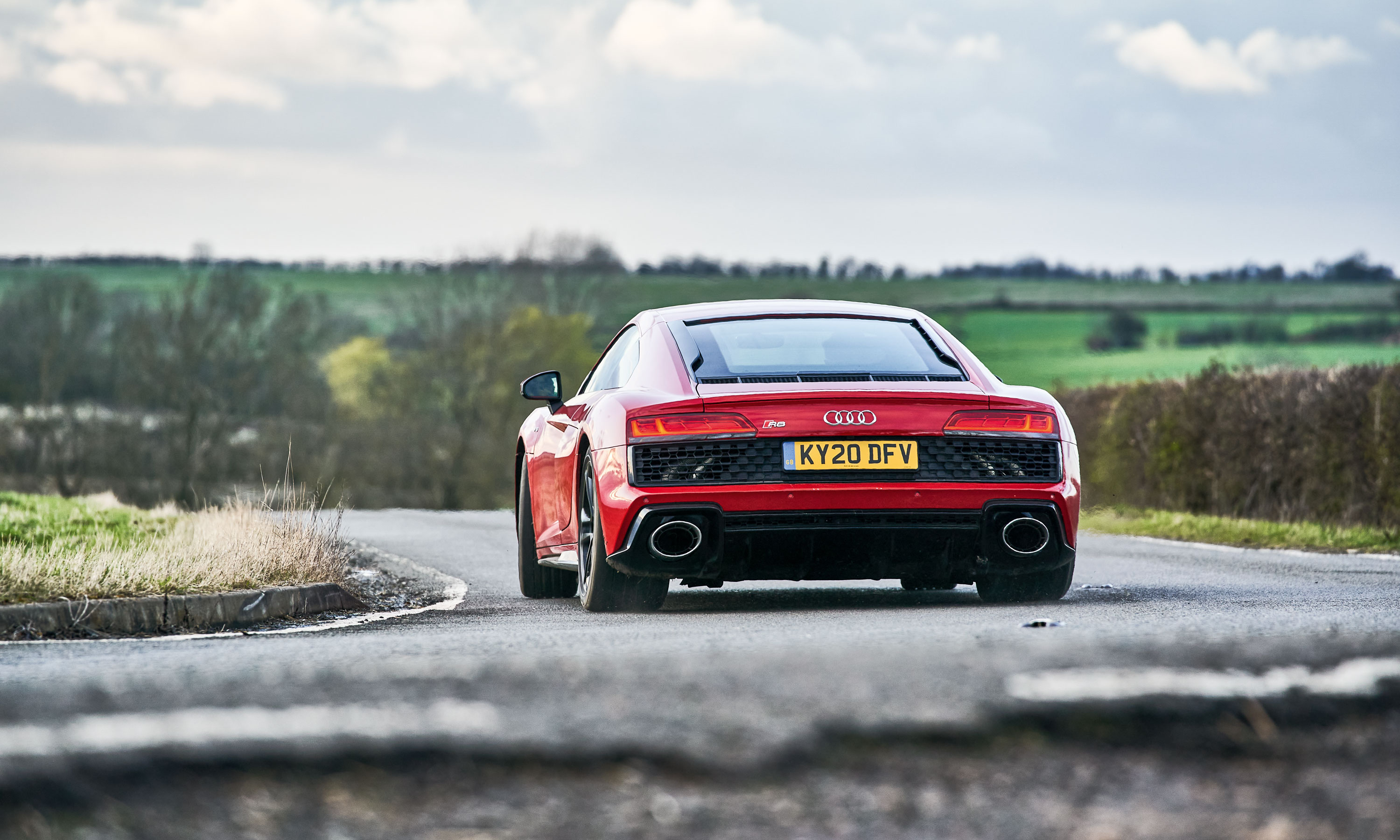 Aston Martin Vantage vs Audi R8 -10