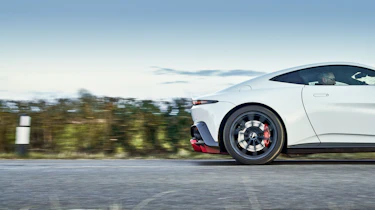 Aston Martin Vantage vs Audi R8 -11