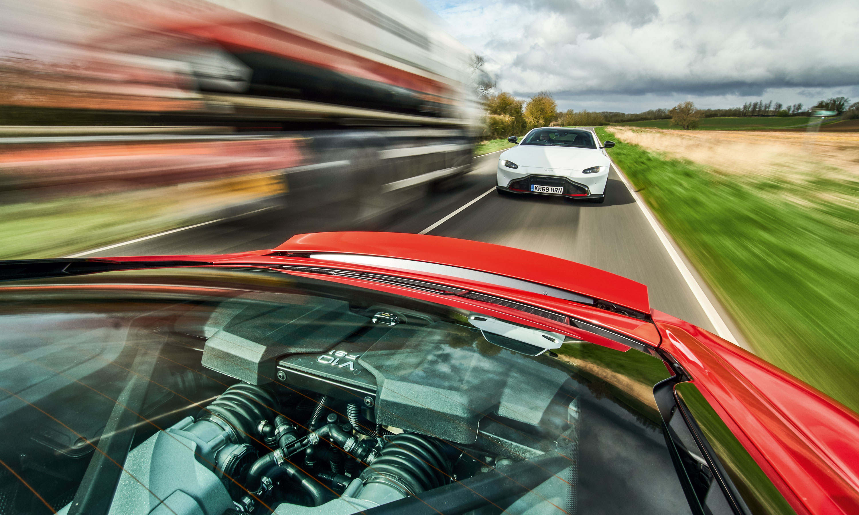 Aston Martin Vantage vs Audi R8 -4