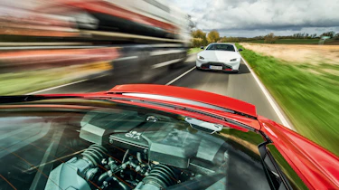 Aston Martin Vantage vs Audi R8 -4