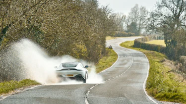 Aston Martin Vantage vs Audi R8 -6