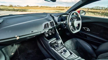 Aston Martin Vantage vs Audi R8 -8