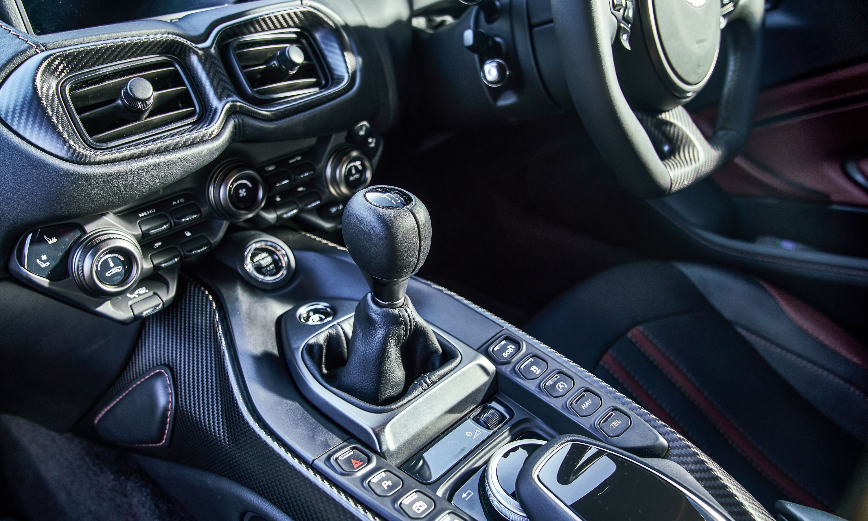 Aston Martin Vantage vs Audi R8 -9