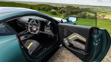 Aston Martin Vantage – FF cabin
