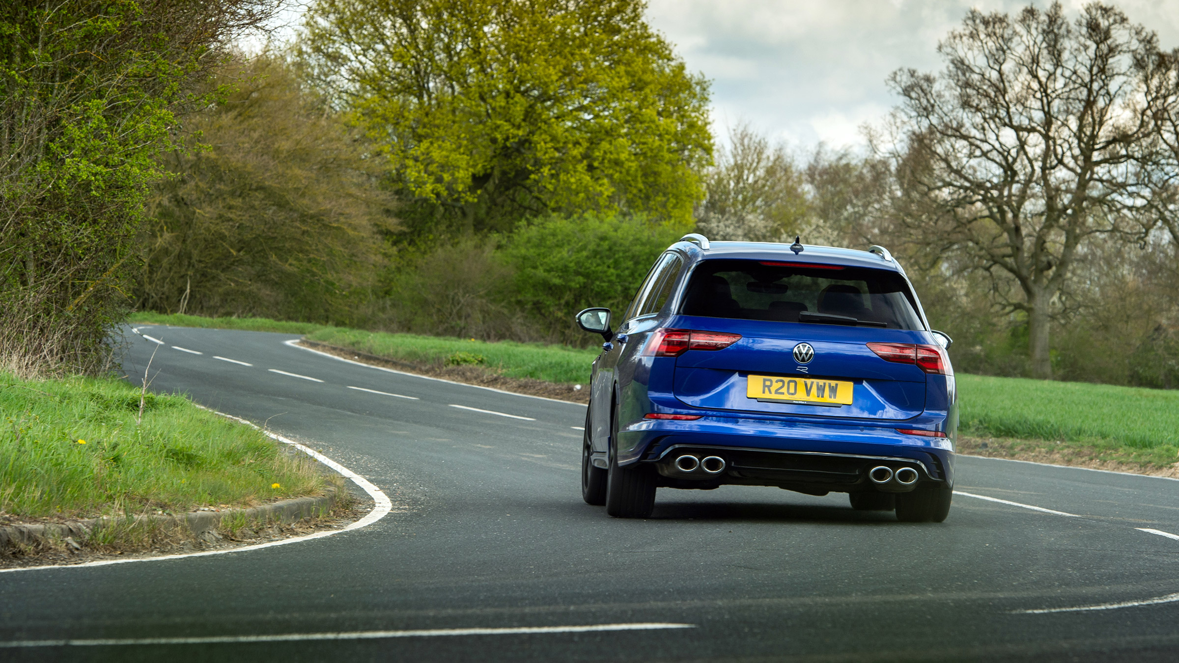 Volkswagen Golf R Estate 8 – rear cornering