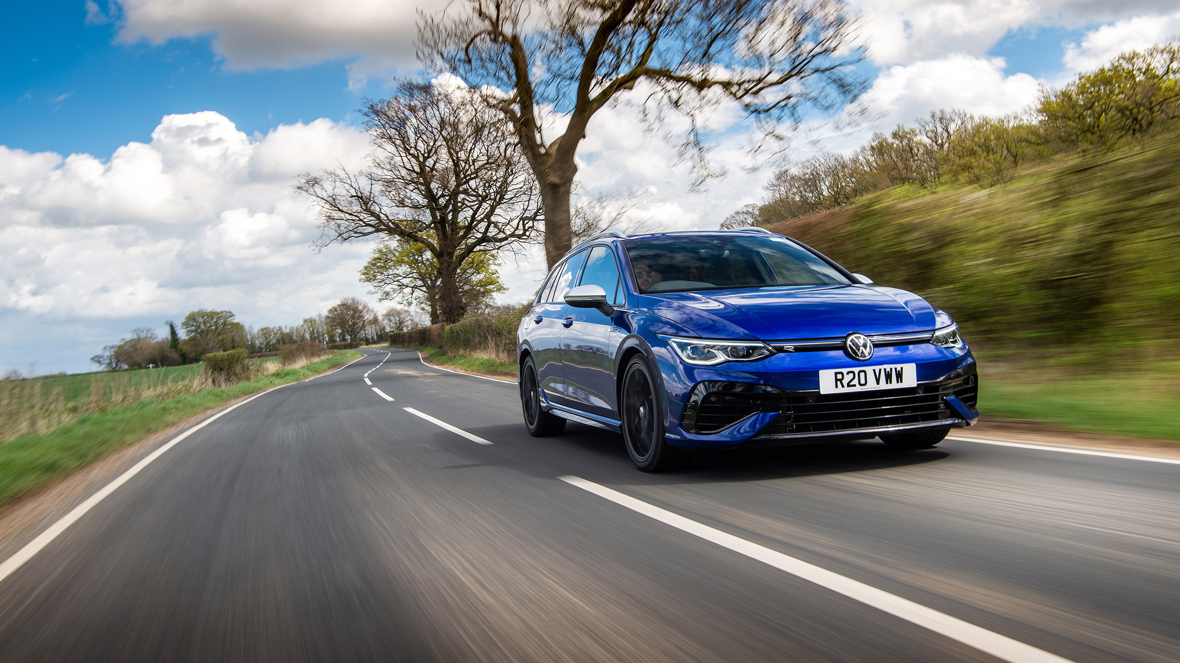 Volkswagen Golf R Estate 8 – front tracking