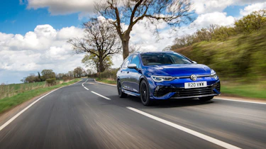 Volkswagen Golf R Estate 8 – front tracking