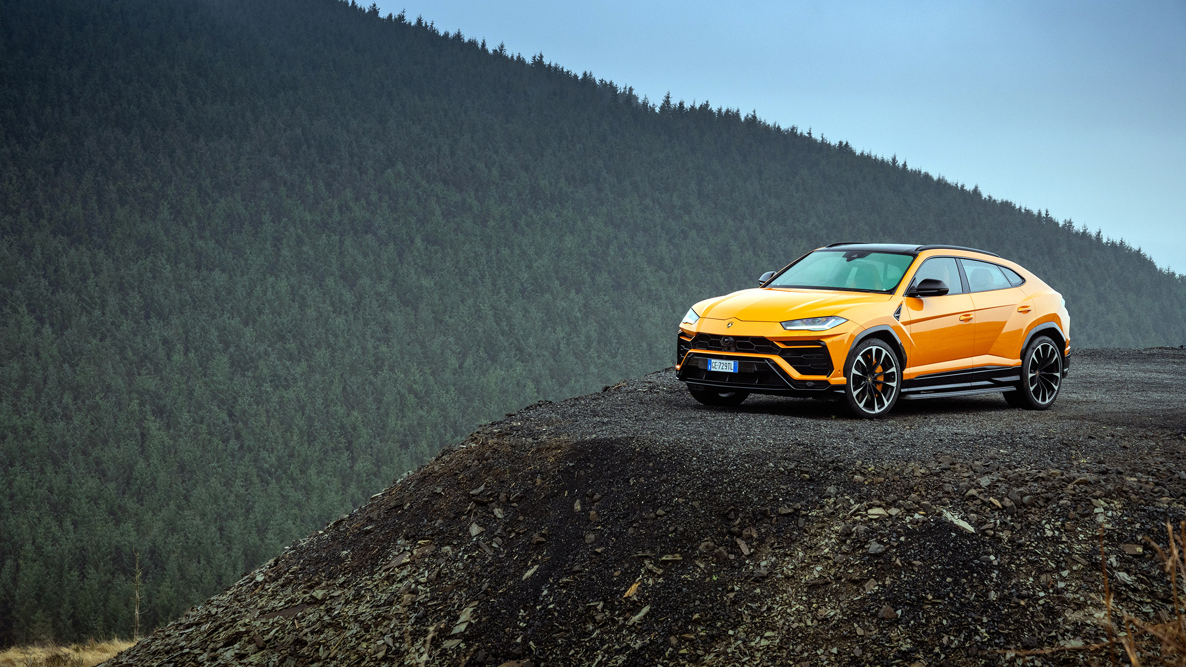 Lamborghini Urus – UK front quarter