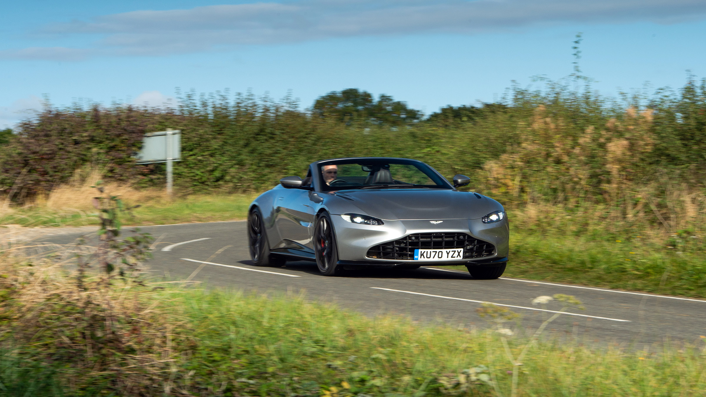 Aston Martin Vantage – Roadster cornering